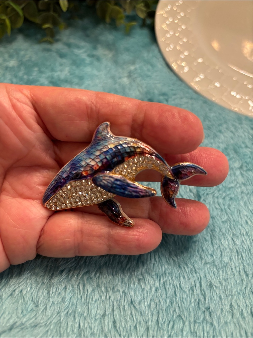 Beach Ocean Sea Life Crystal Encrusted Whale Brooch Pin NWT 2.75x1.75โ - Picture 7 of 15